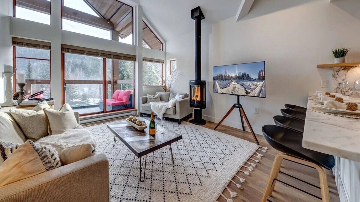 Nicklaus North Condo | Mountain get-away. Beautiful views. Free parking. Minutes to village.