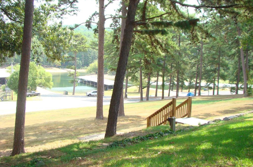 Mount Ida Hotel | Mountain Harbor King Guest Room on Lake Ouachita