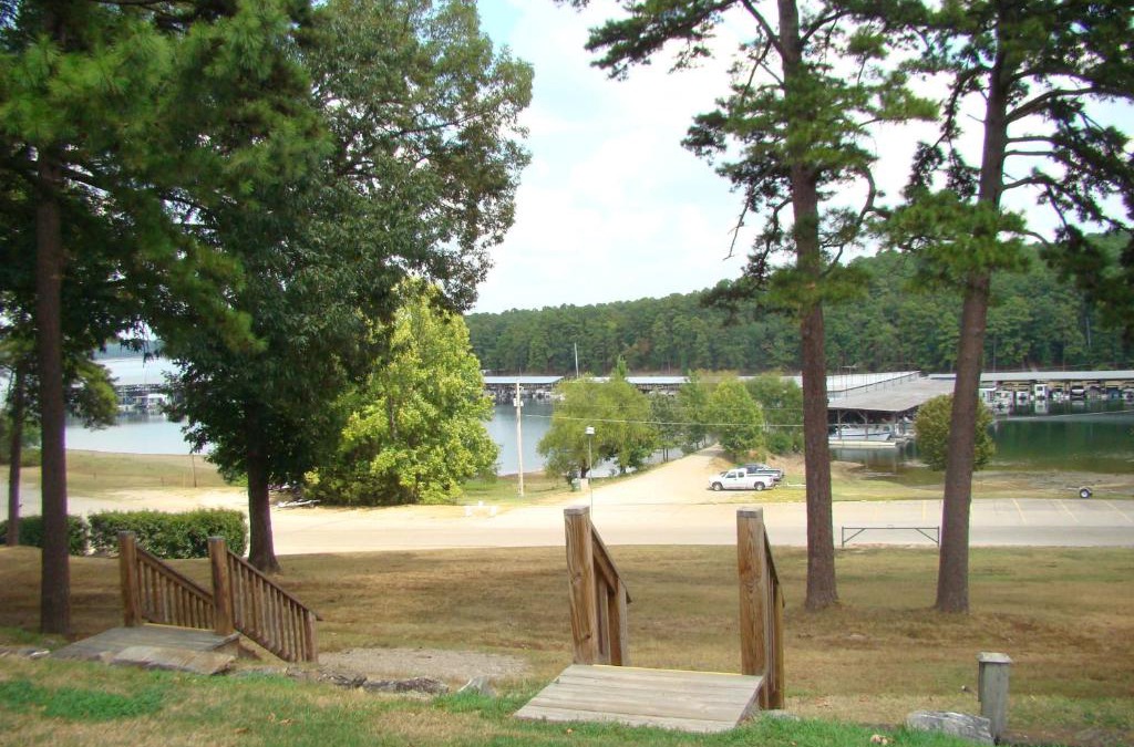 Mount Ida Hotel | Mountain Harbor Queen Guest Room on Lake Ouachita