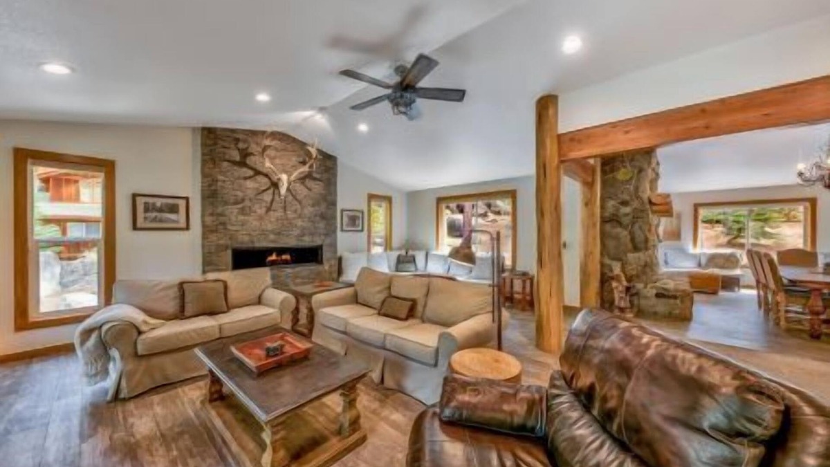 Skyland House | Mountain Home, Close to Beach, Hot Tub and Shuffle Board