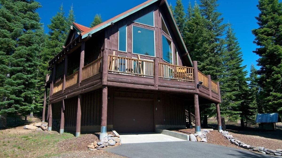 Klamath Falls Cabin | Mountain Home near Lake of the Woods, Ashland and 1 hour to Crater Lake