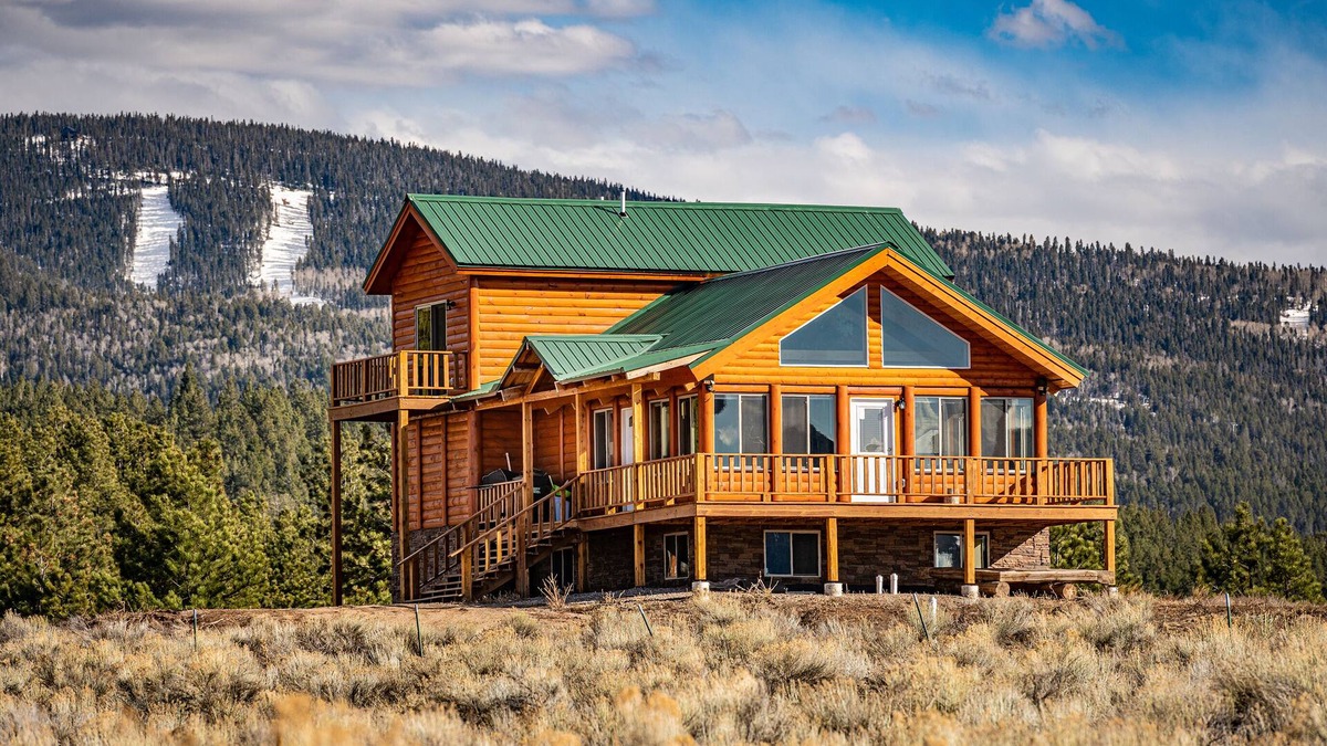 Angel Fire House | Mountain House Sleeps 18, Mins to Ski, Hike, Golf, Fish; Generator; Fenced Yard