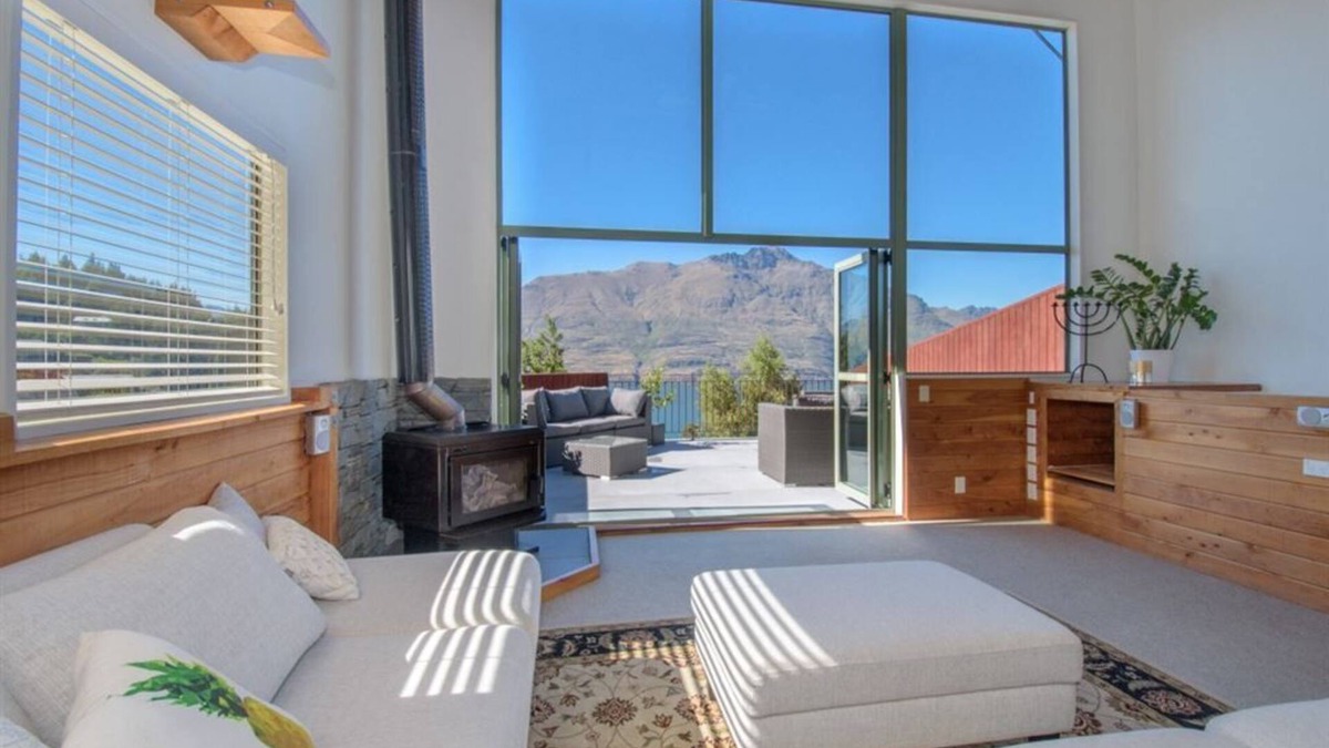 Fernhill House | Mountain, lake, sun and this beautiful home
