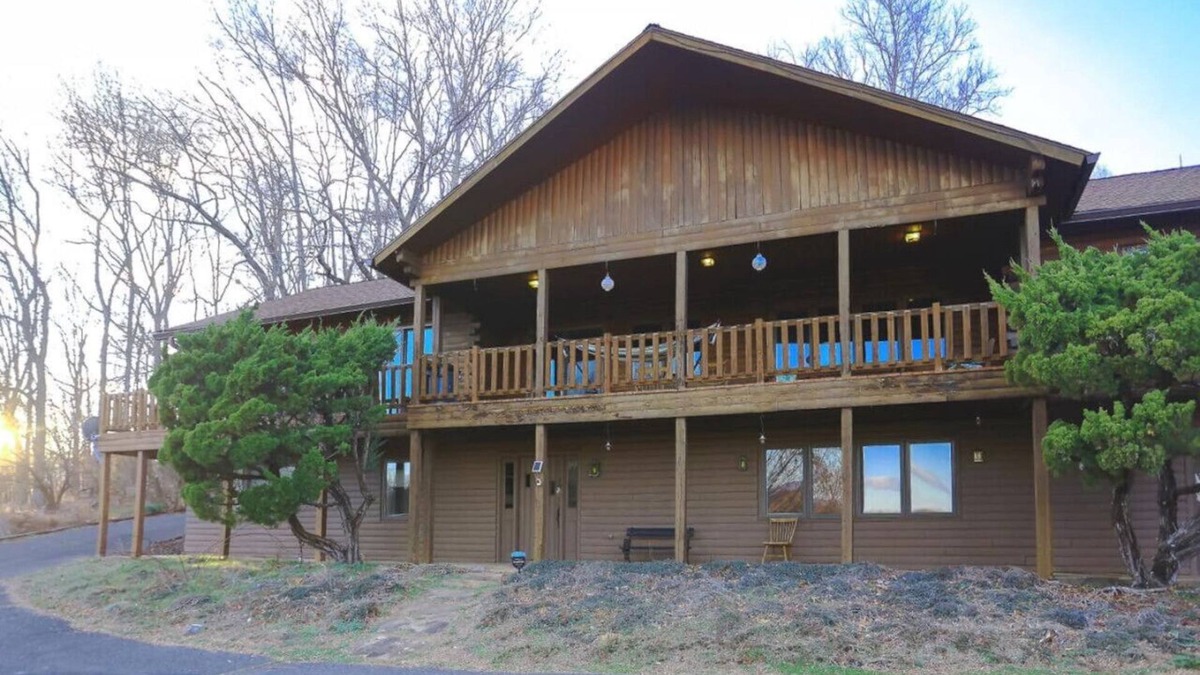 Natural Bridge House | Mountain Lodge: Heated Pool 83°
