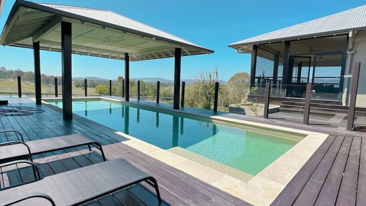 Tamborine House | Mountain Majesty with Poolside: Relaxing Getaway