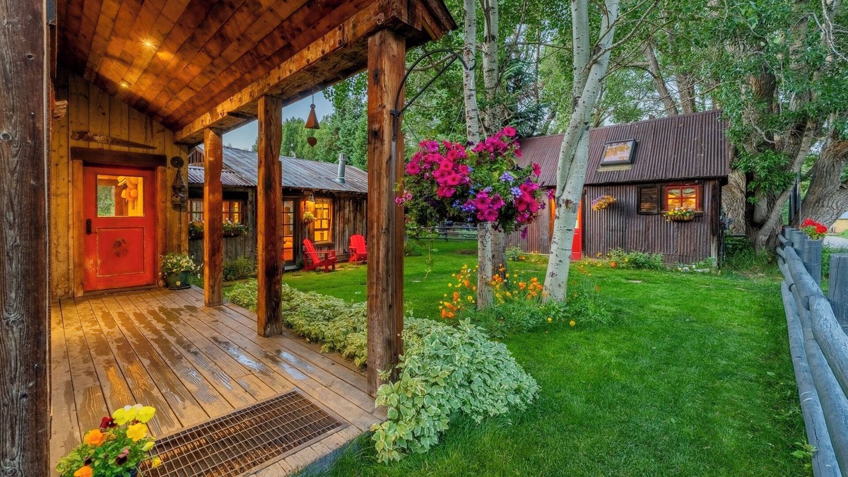 Crested Butte House | MOUNTAIN MASTERPIECE. In town. Hot tub on creek. Featured in magazines/HGTV.