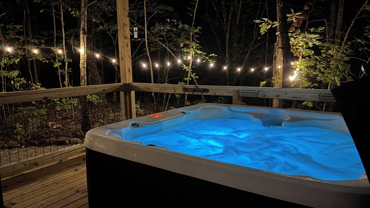 Monteagle House | Mountain Mist - HOT TUB, King bed, fire pit, modern brand new home in Monteagle
