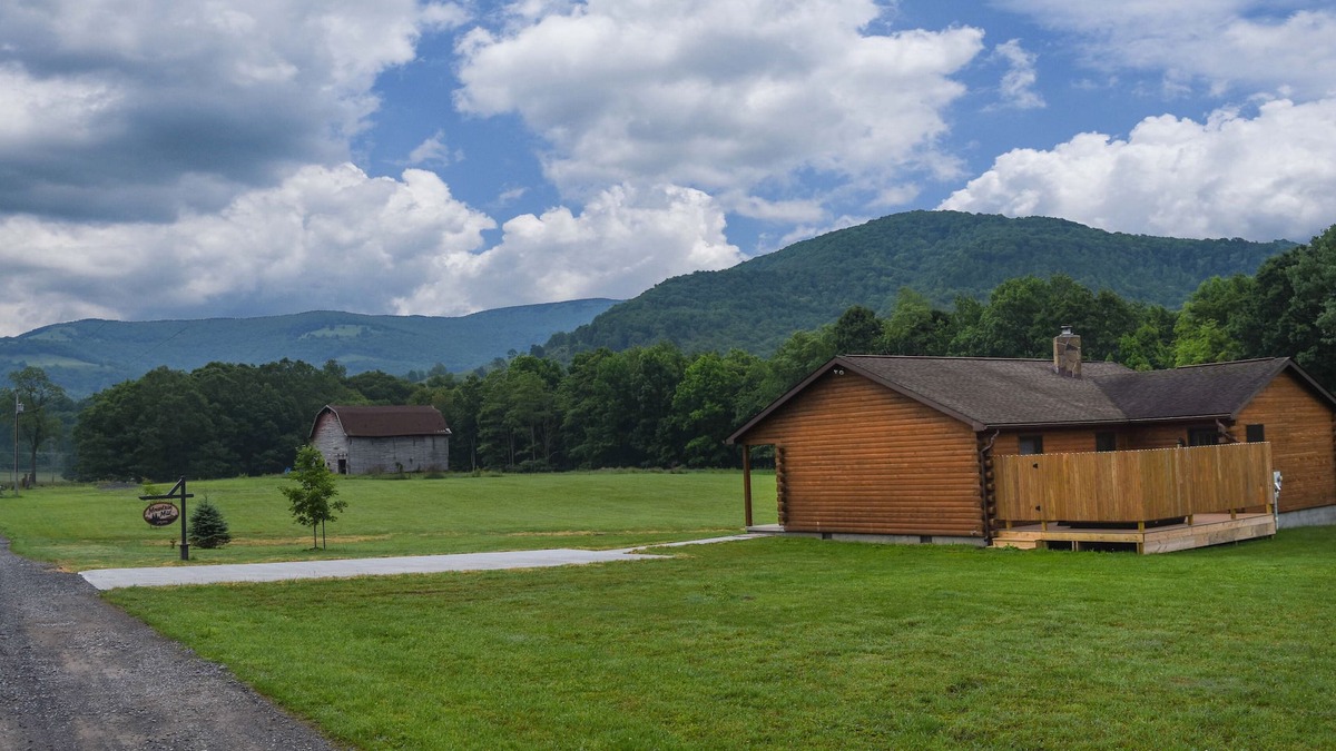 Harman House | ✧ Mountain Mist- KING bed, game room, A/C - NO CLEANING FEE!