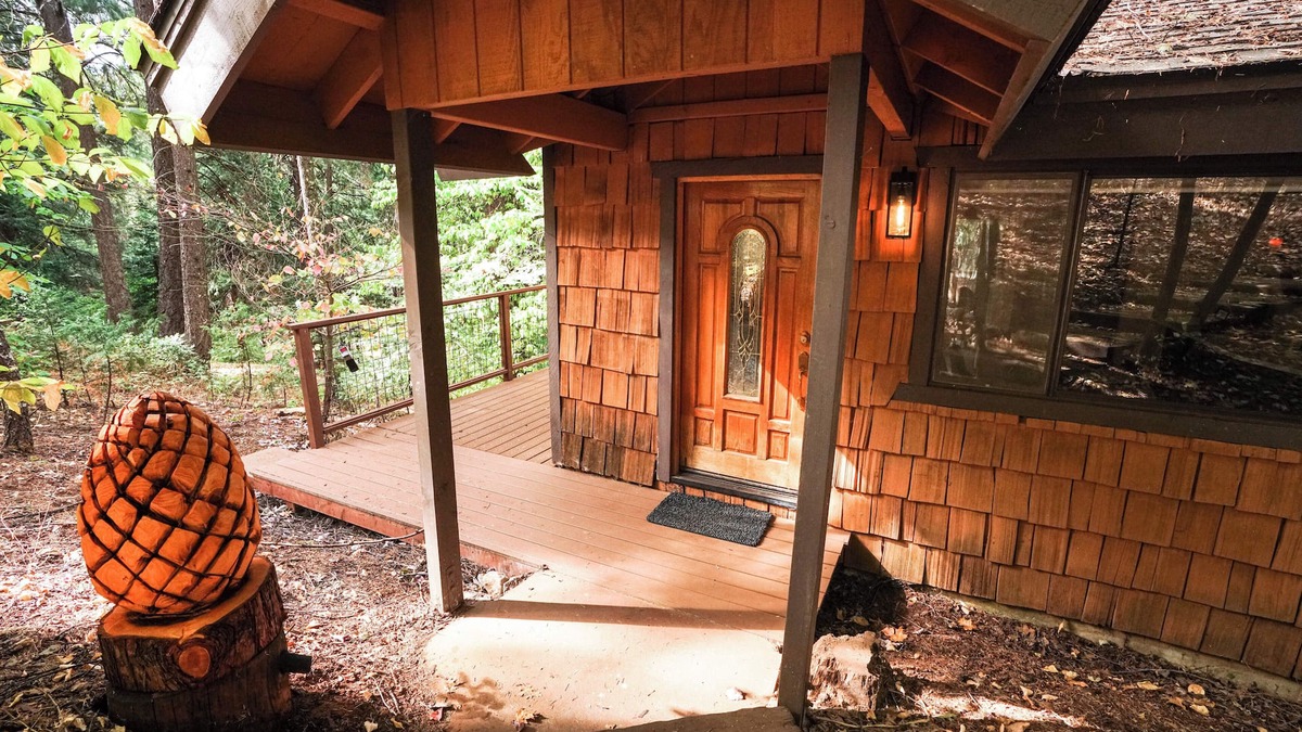 Pollock Pines Cabin | Mountain modern cabin close to Apple Hill wineries and Sly Park Recreation area.