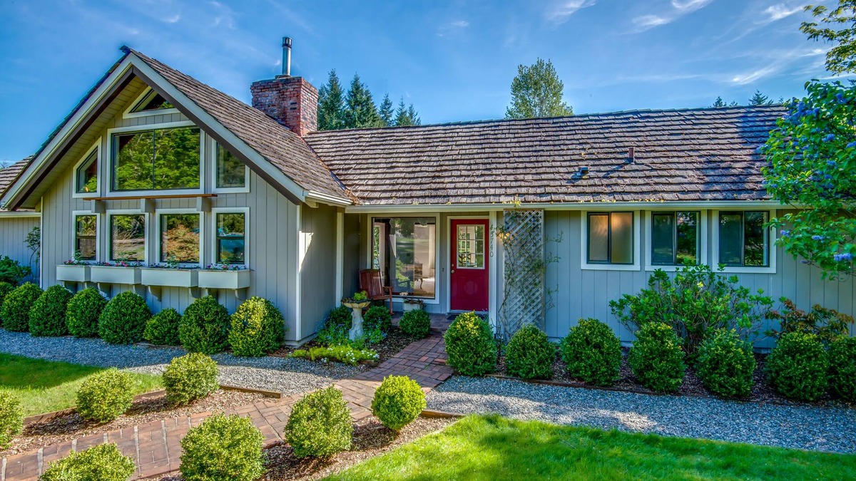 Covington House | Mountain Modern Guest Home-3 acre Lawns, Pond and Gardens