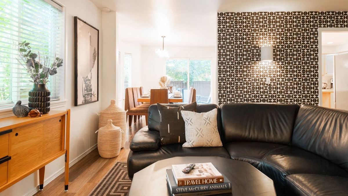 Westbrook Meadows House | Mountain Modern, Kid and Pet Friendly, AC,Kayak,SUPs, Sleeps 10, BBQ, Fireplace