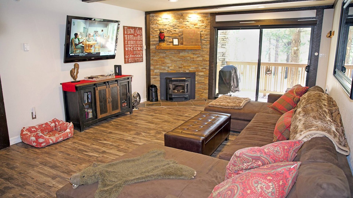Mammoth Lakes Condo | Mountain-Modern, Newly Rennovated, Plush, Dog Friendly, by Eagle Lodge and Golf!
