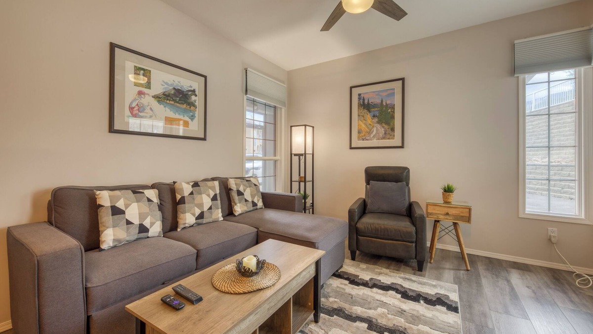 East Kootenay House | Mountain Nest King 1 bedroom, sleeps 4: Unit 2005B