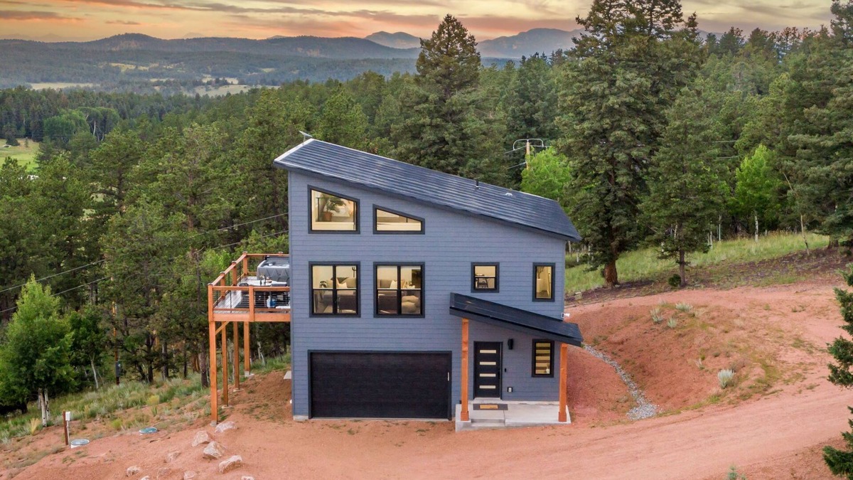 Florissant Cabin | Mountain & Pond Views, Hot Tub, Loft+3BR, Stargazing, Kid + Dog Friendly