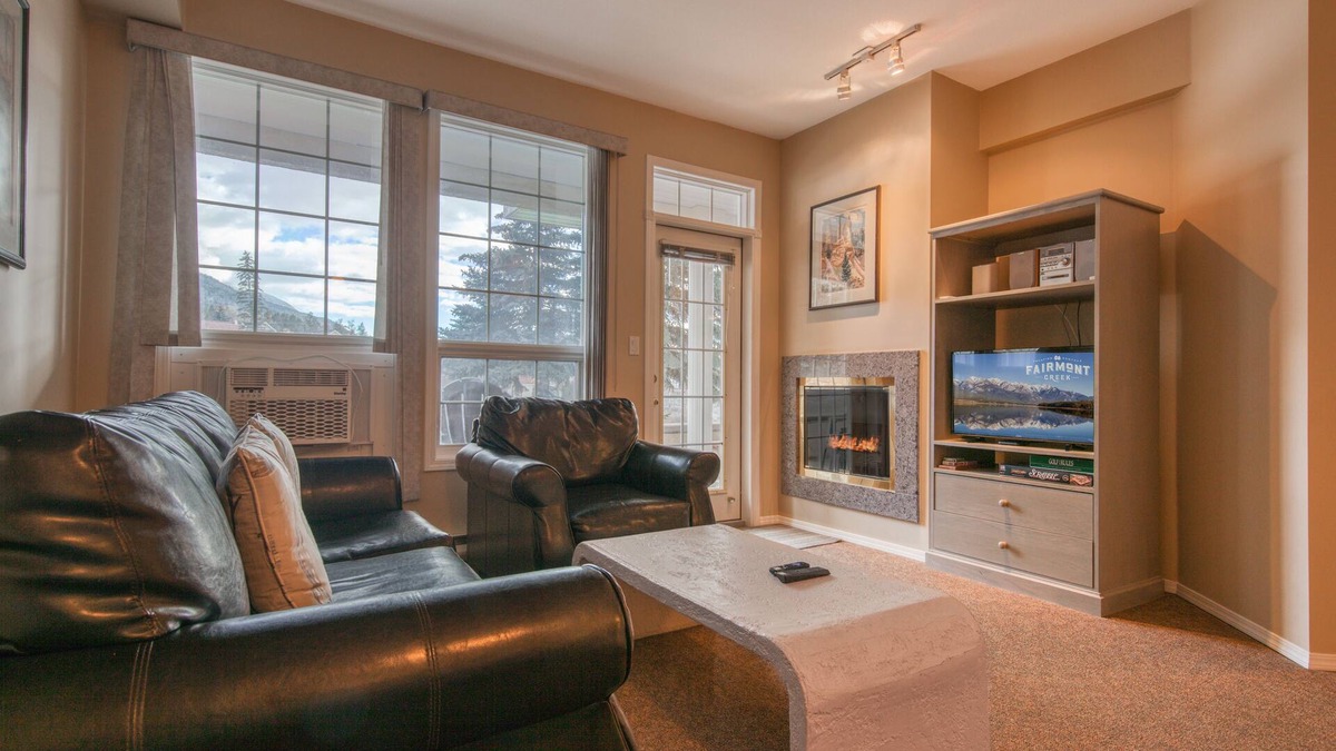 East Kootenay House | Mountain Rook 2 king bedroom, sleeps 6: Unit 1002