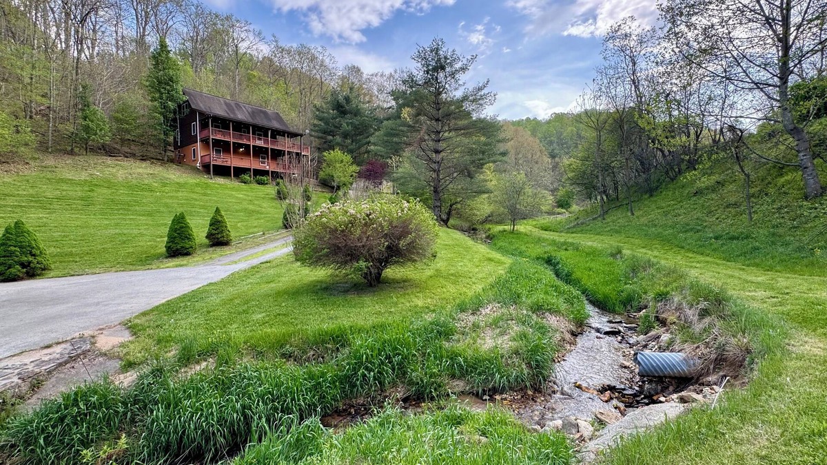 Grassy Creek Cabin | Mountain Retreat Cozy 3-bedroom Cabin - minutes to the New River. Pet friendly!