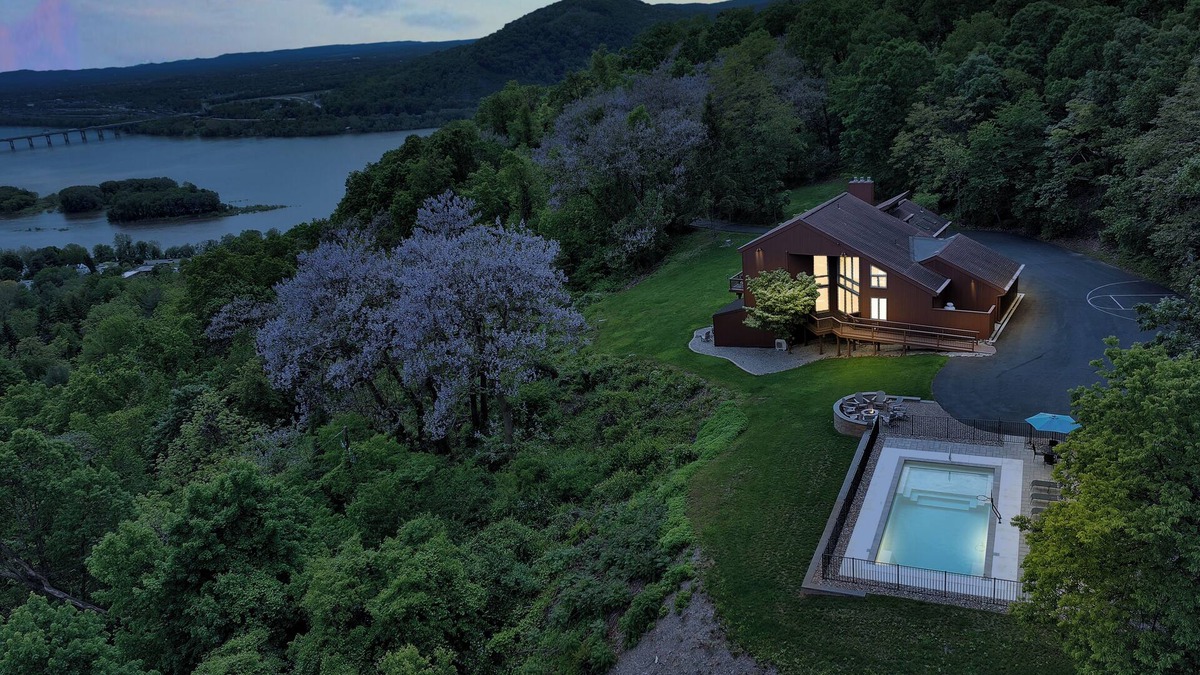Harrisburg House | Mountain Retreat ★ HEATED POOL ★ Amazing Views!