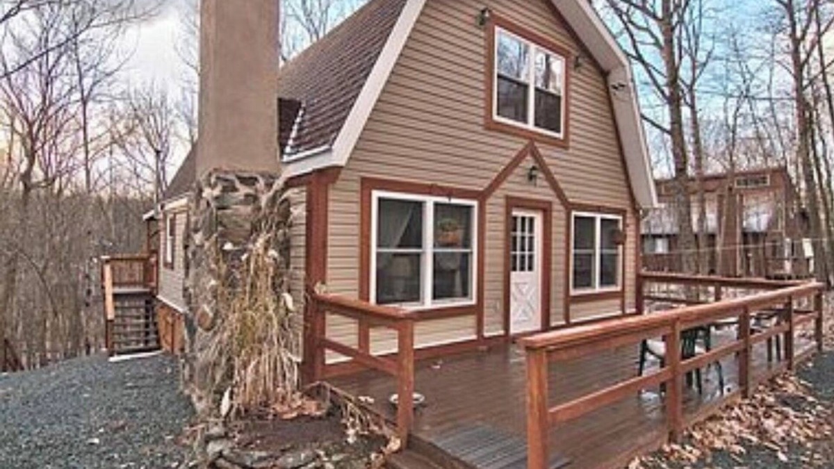Lackawaxen House | Mountain Retreat Masthope-Ski-Boat-Swim. Walk to ski slopes-pools - Pet Friendly