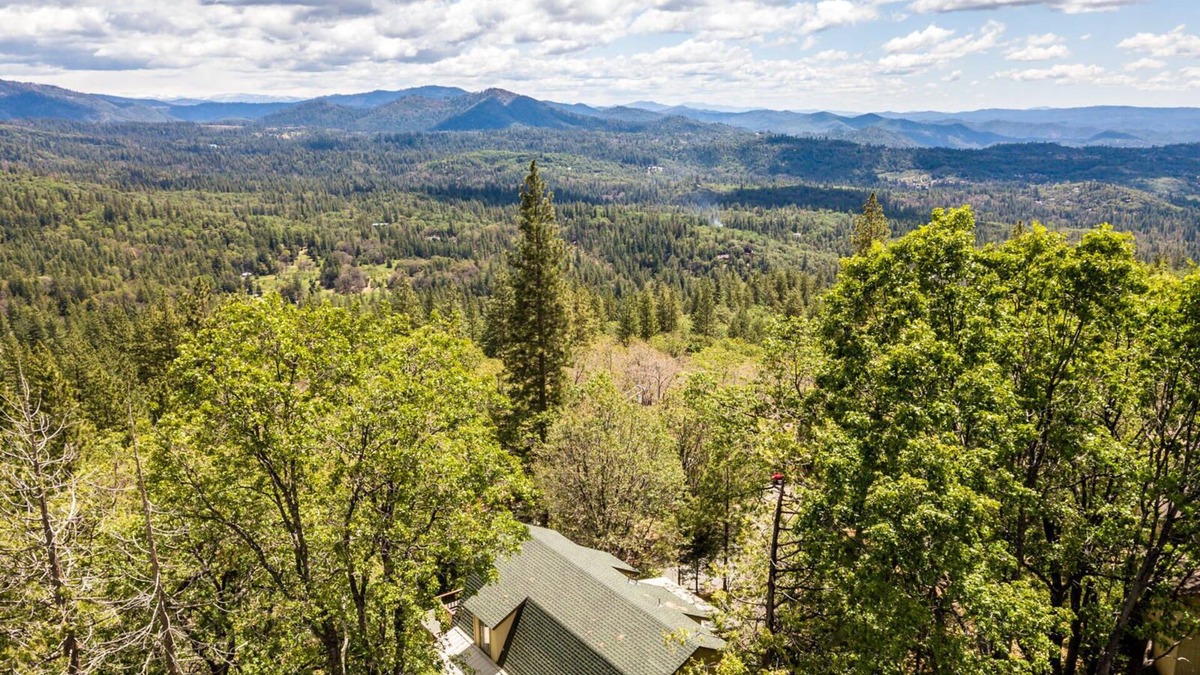 Phoenix Lake-Cedar Ridge Cabin | Mountain Retreat- Mid Century Style. Stunning Views. Hot Tub. On-Site Massage