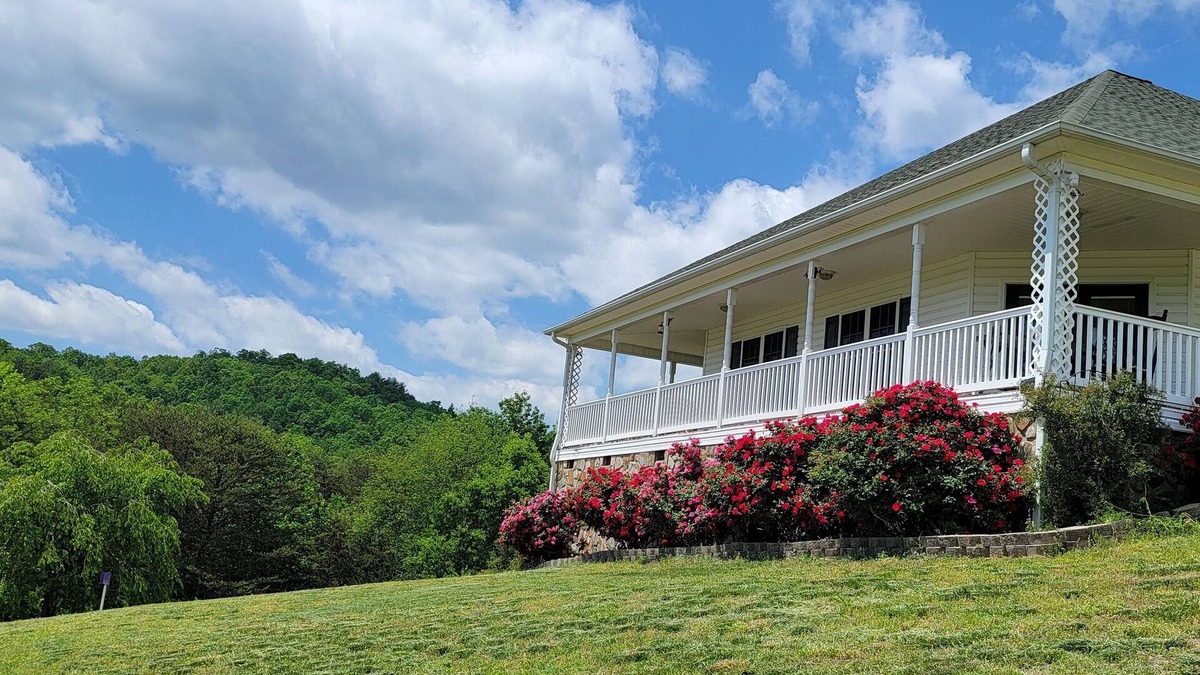Lenoir Villa | Mountain Retreat. Relax and Recharge. nSpacious House with Sunny Terrace. Views