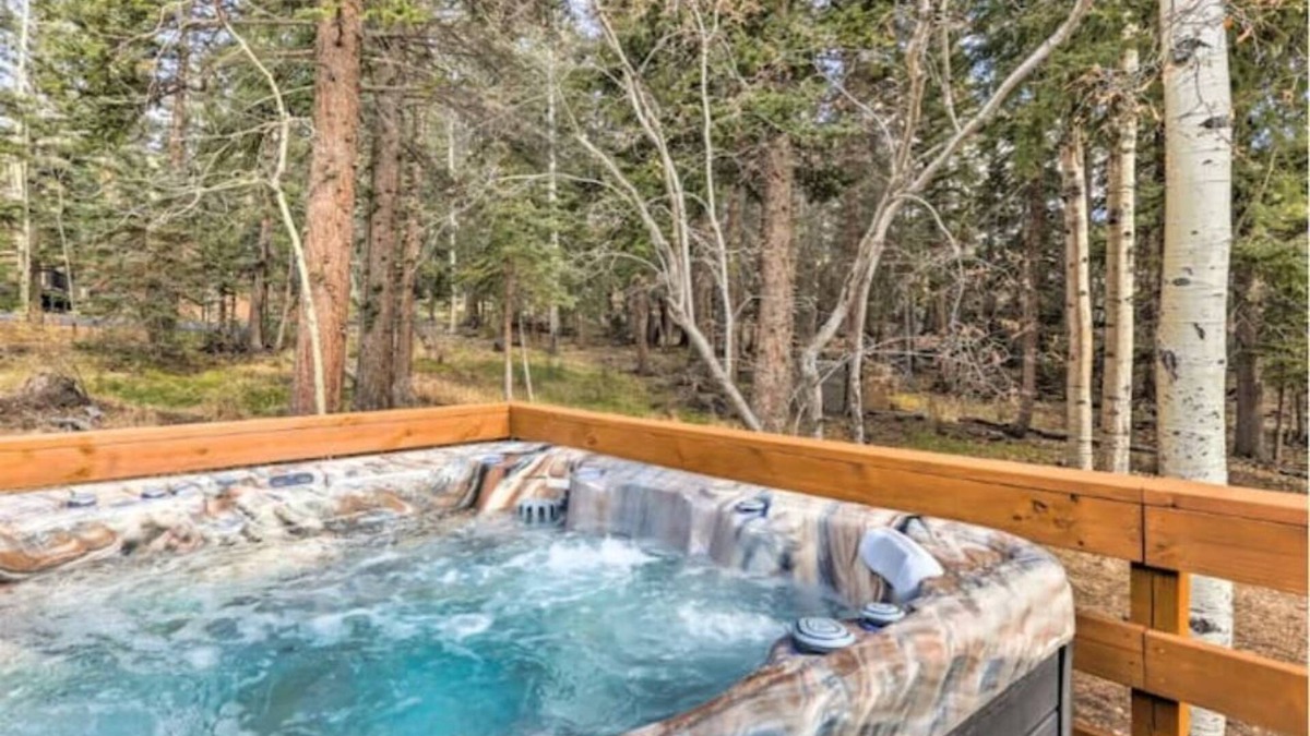 Kings Valley House | Mountain Retreat w/Hot Tub!
