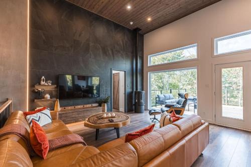 La Conception Ski Chalet | Mountain Retreat with Sauna, Hot Tub & Scenic Escape