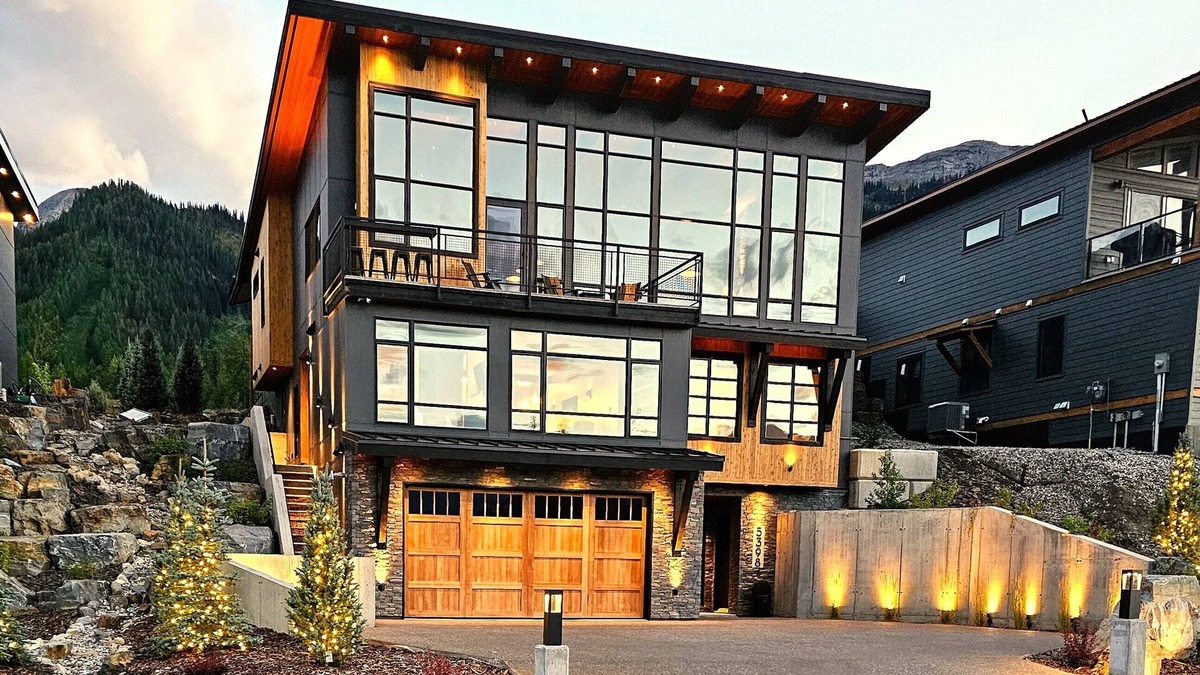 East Kootenay Cabin | Mountain Spa Retreat | Sauna + Cold Plunge + Hot Tub | Panoramic mountain vistas