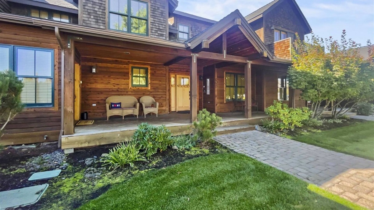 Sisters House | Mountain Sage - Walk to everything in Sisters from this spacious Sisters