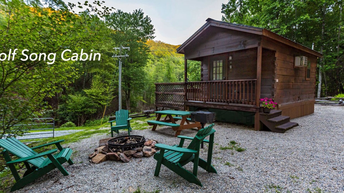 Topton Cabin | Mountain Serenity & Close to Hiking, Rafting, Fishing and Kayaking. "Wolf Song"