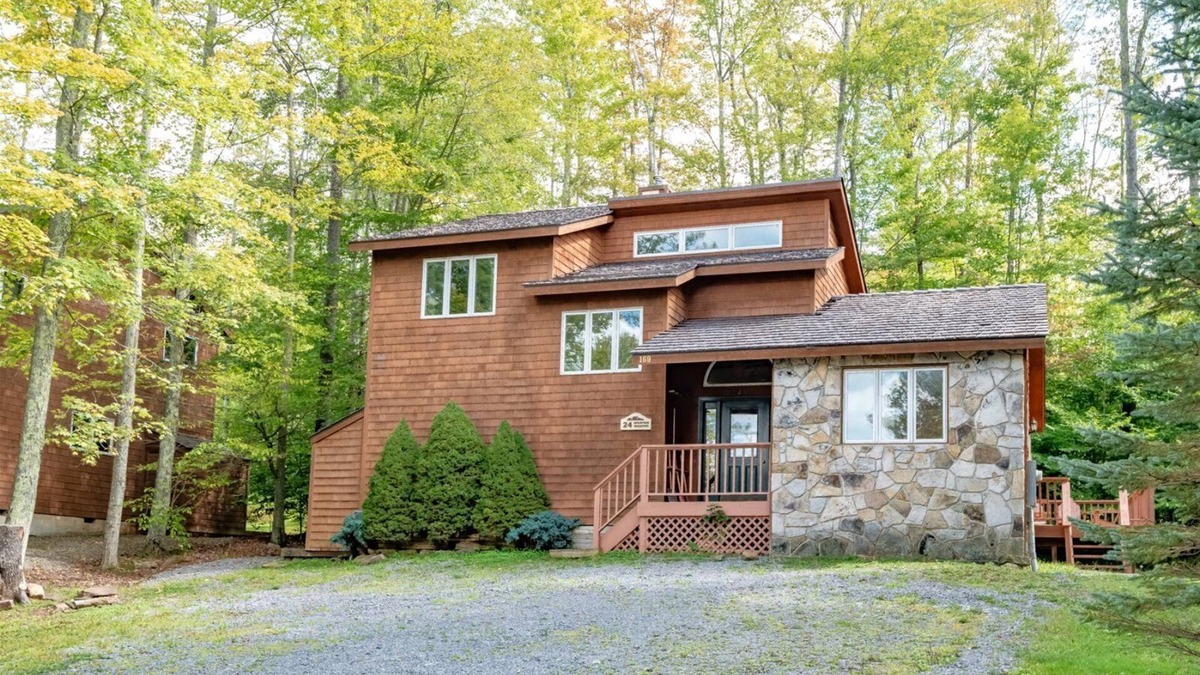 Timberline House | Mountain Shadows - 169 Woods End CourtnnMountain Shadows - Access to Community Swimming & Fishing Pond, Hot Tub, Pet Friendly