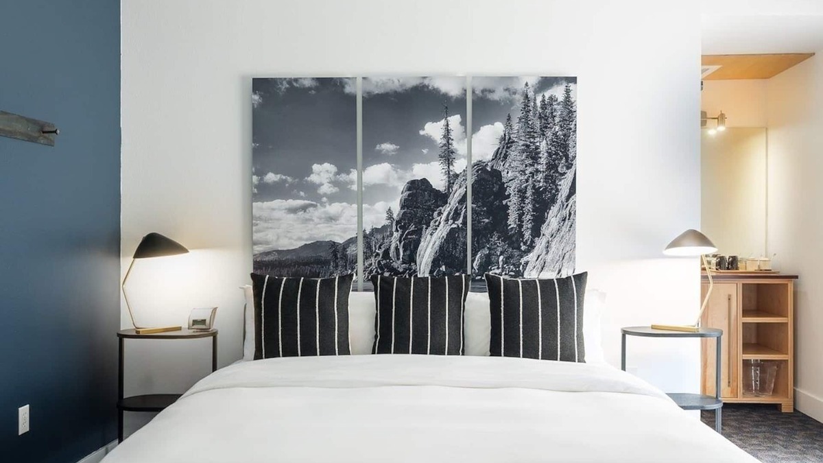 Truckee Hotel | Mountain-side Retreat: Dive into Outdoor Hot Tub Bliss after a Day on the Slopes