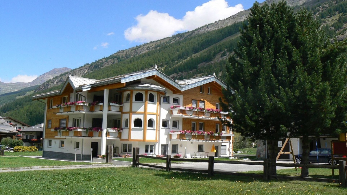 Saas Grund Apartment | Mountain Stay with Balcony