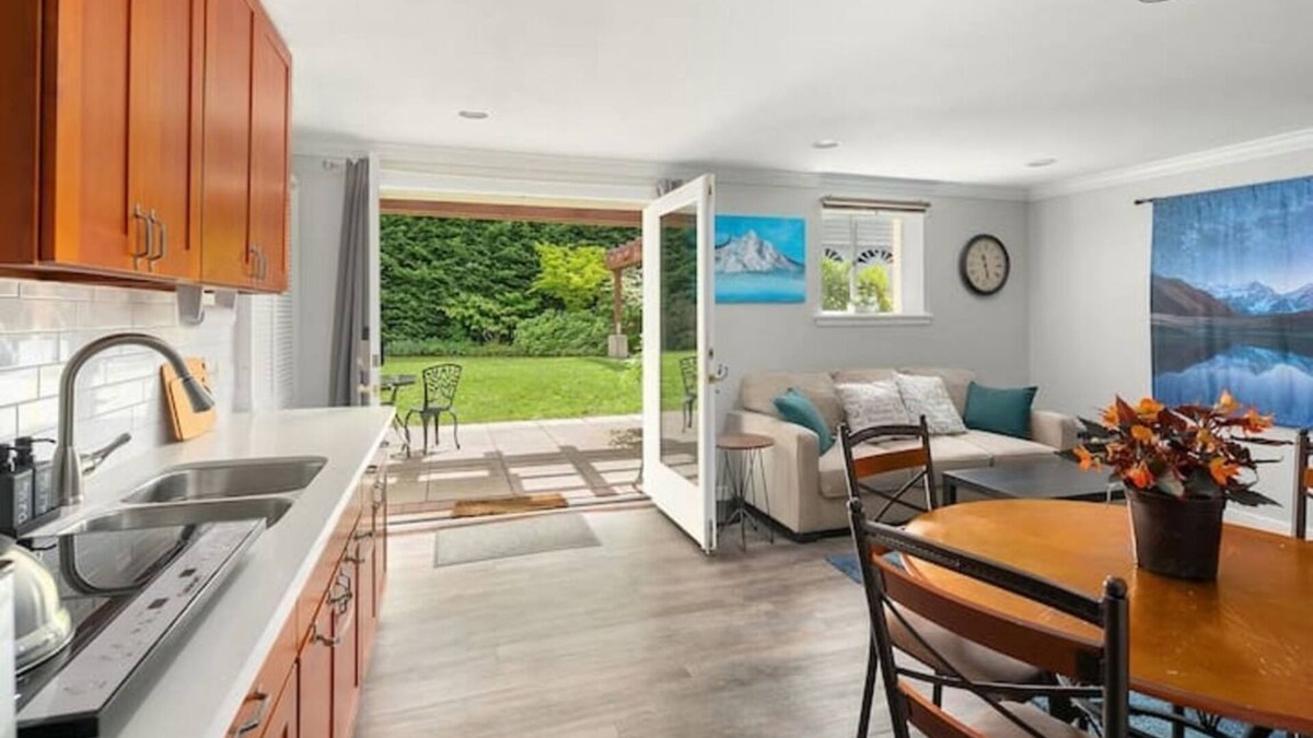Ravenna Apartment | Mountain Themed Suite - Free Parking - Fast WIFI