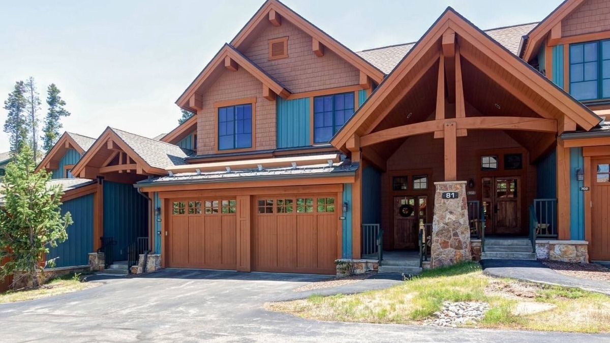 Christie Heights House | Mountain Thunder Condo- 7 Minute Walk to Main Street with Hot Tub, Pool & Sauna