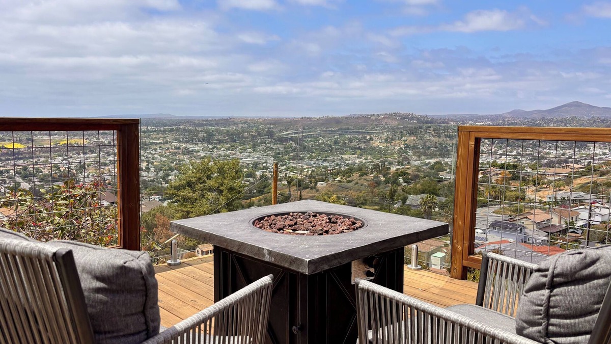 La Presa House | Mountain Top 4 Bdrm Home Along Nature Reserve with Spectacular Views, AC & WiFi