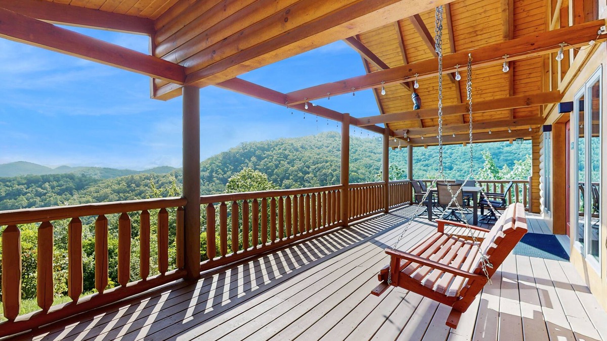 Franklin Cabin | Mountain Top Cabin with Fireplace, Central A/C, Full Kitchen, and WIFI