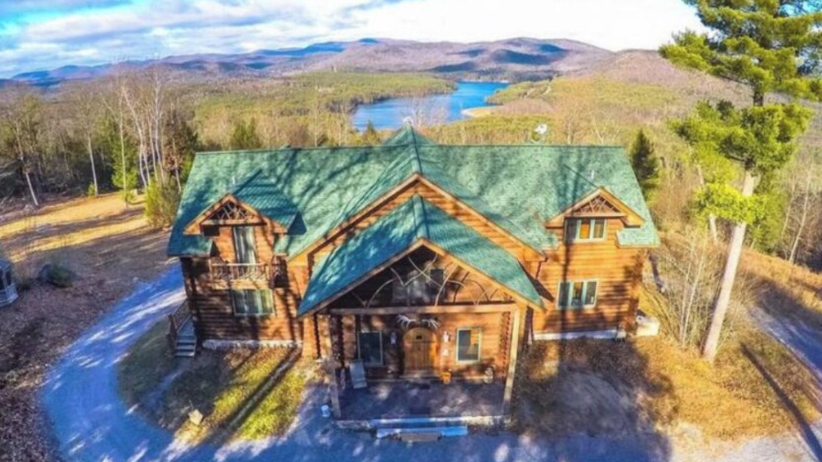 Corinth Cabin | Mountain top, dream log cabin! 100+ acres! 20 min to lake George & Saratoga!