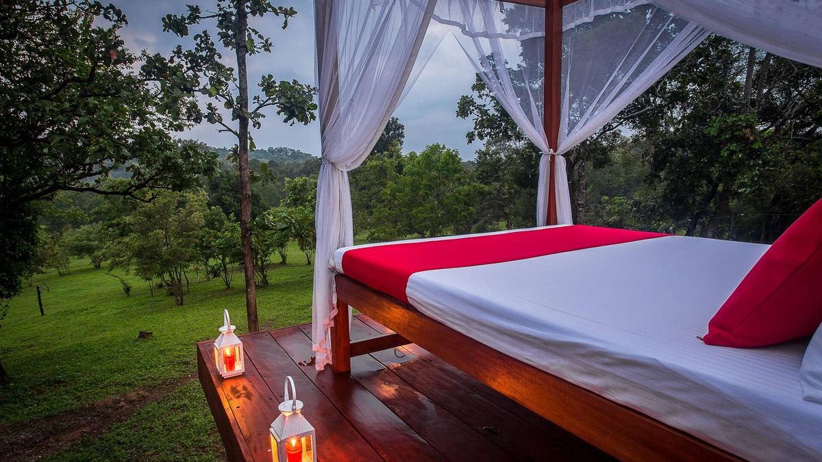 Balangoda Ski Chalet | Mountain Top Glamping Star Beds & Bush Bathtubs