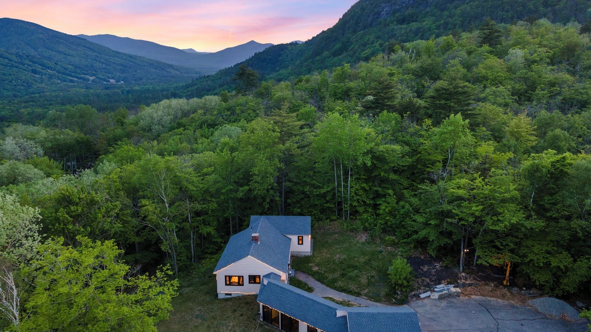Bartlett House | Mountain Top Hideaway 10 Min to North Conway & 5 Min Saco River, pet friendly