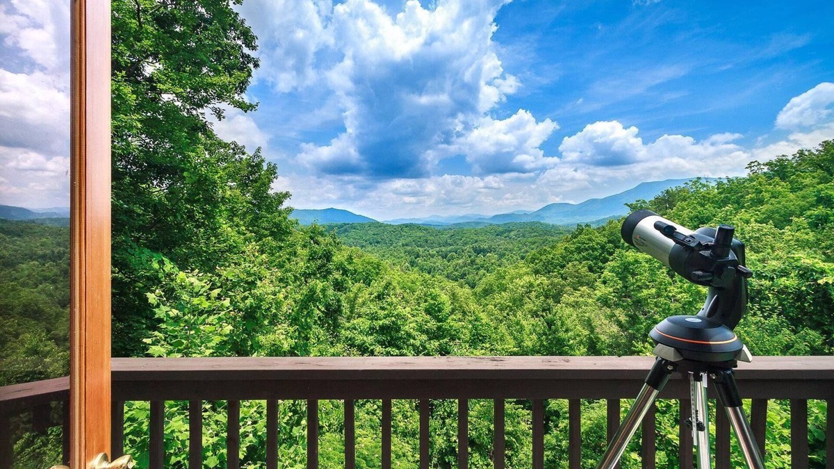 Rocky Grove Cabin | Mountain top luxury cabin! 7 min to National Park! Hot Tub & Wood Fireplace!