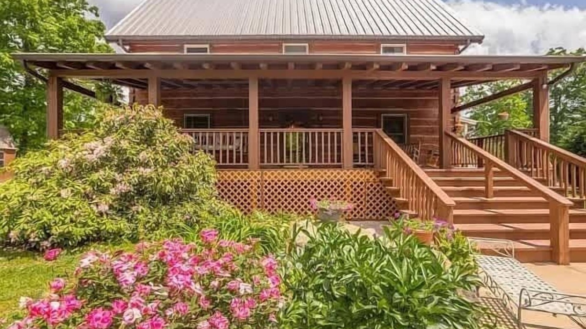 Rising Fawn Cabin | Mountain top Pinecone Cabin