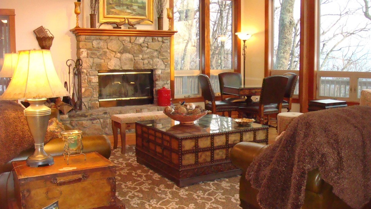 Roseland House | Mountain-Top Retreat w/3 Master BR,Expansive Desks and Panoramic Window Views