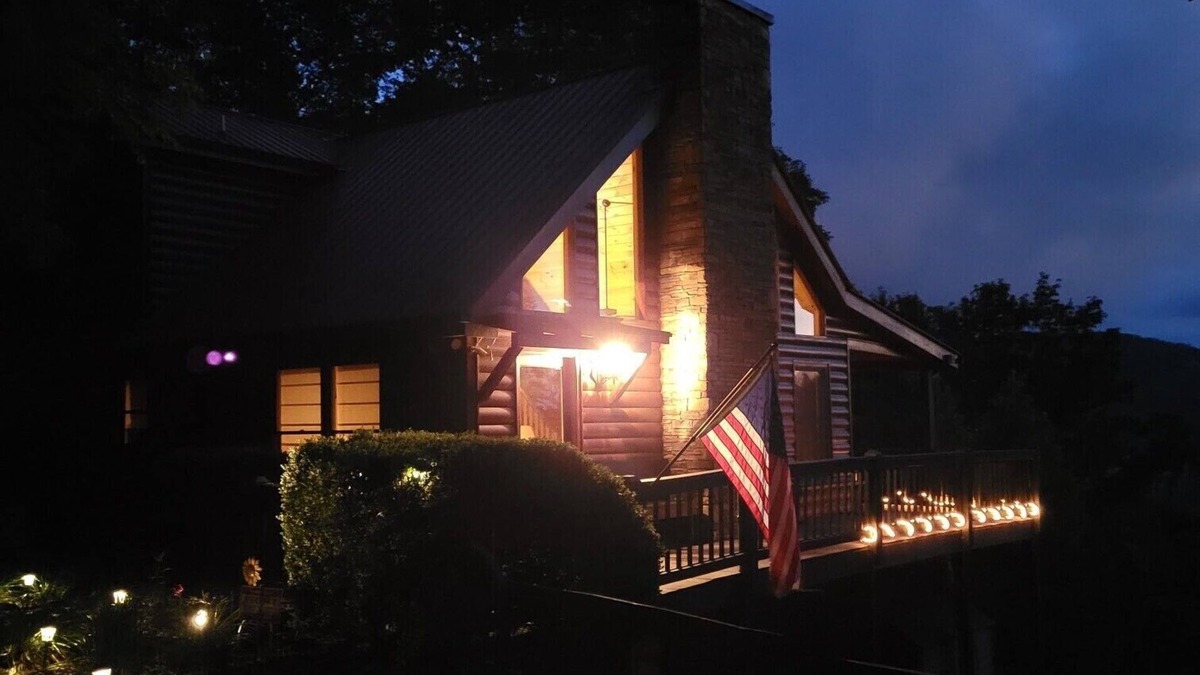 Blue Ridge Cabin | Mountain Top Stunning Views. Peaceful and Secluded. Super Clean.