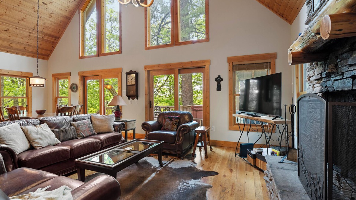 Wildwood Mountain Cabin | Mountain Treehouse | Wood Burning Fireplace and Hot Tub