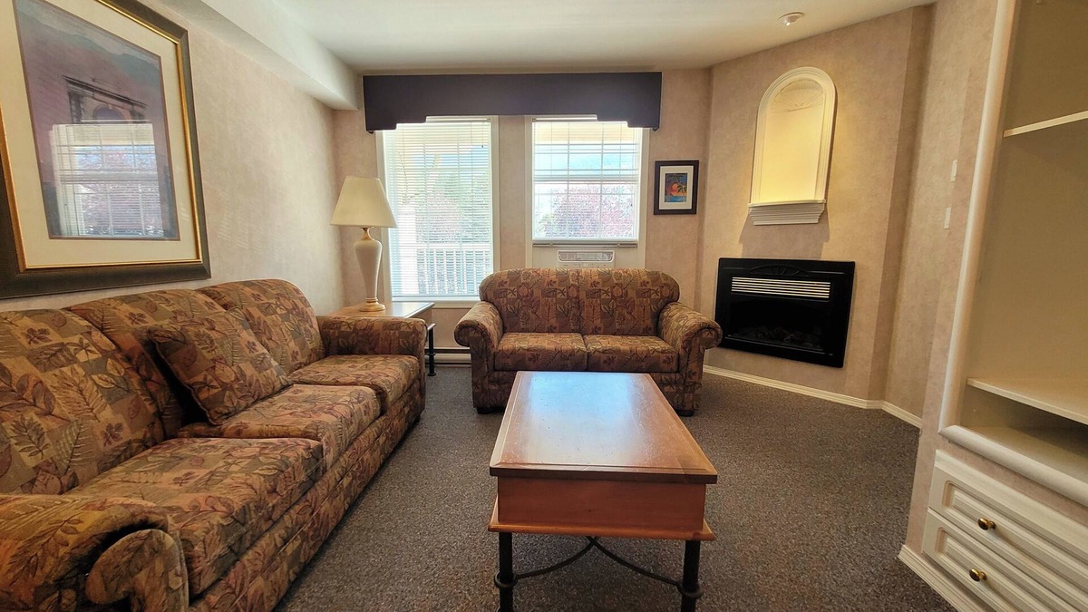 East Kootenay Condo | Mountain View Condo with Sofabed and Aircon