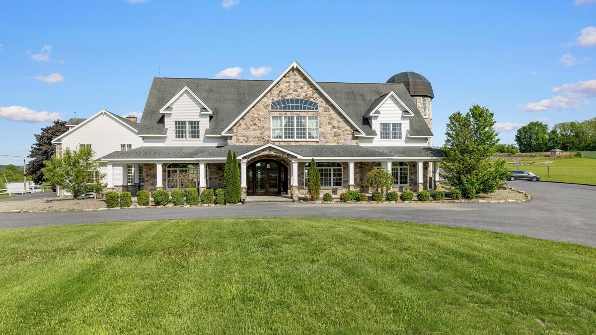 Mt. Bethel House | Mountain Valley Mansion/200-Acre Farm/Sleeps 16/Partial Property Rental