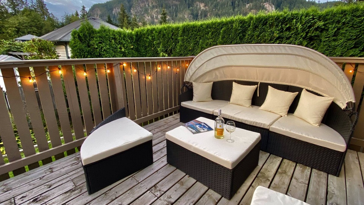 Brackendale House | Mountain View 4 BDR Home in Squamish