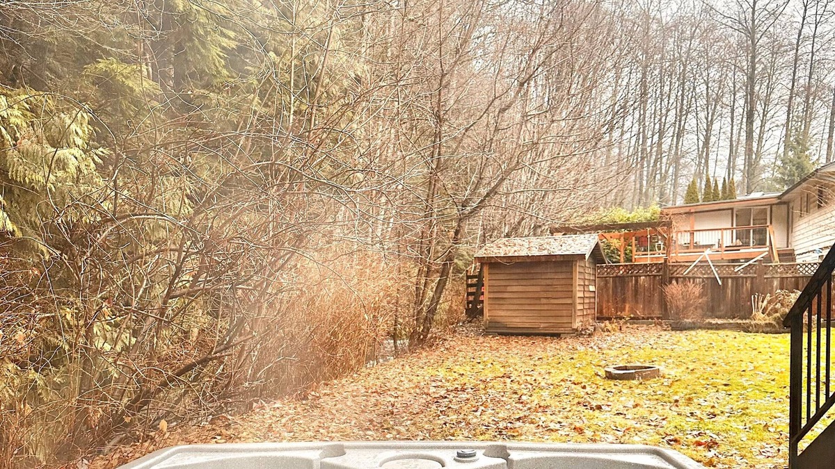 Squamish House | Mountain View, 5BDR, Patio and Hot Tub! Creek In the Backyard!