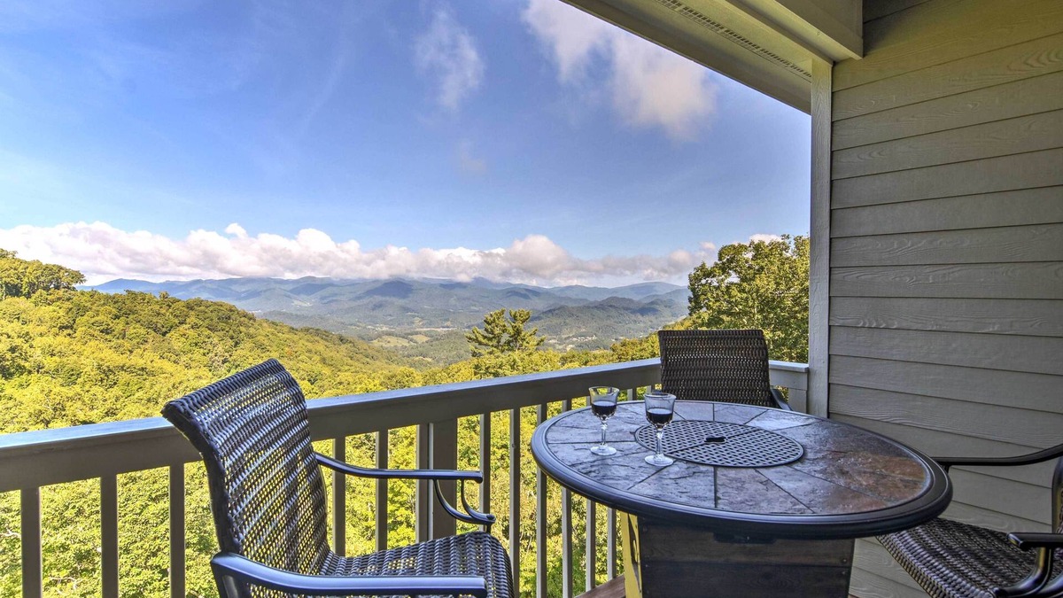 Mountain Air Condo | Mountain-View Blue Ridge Condo: 36 Mi to Asheville