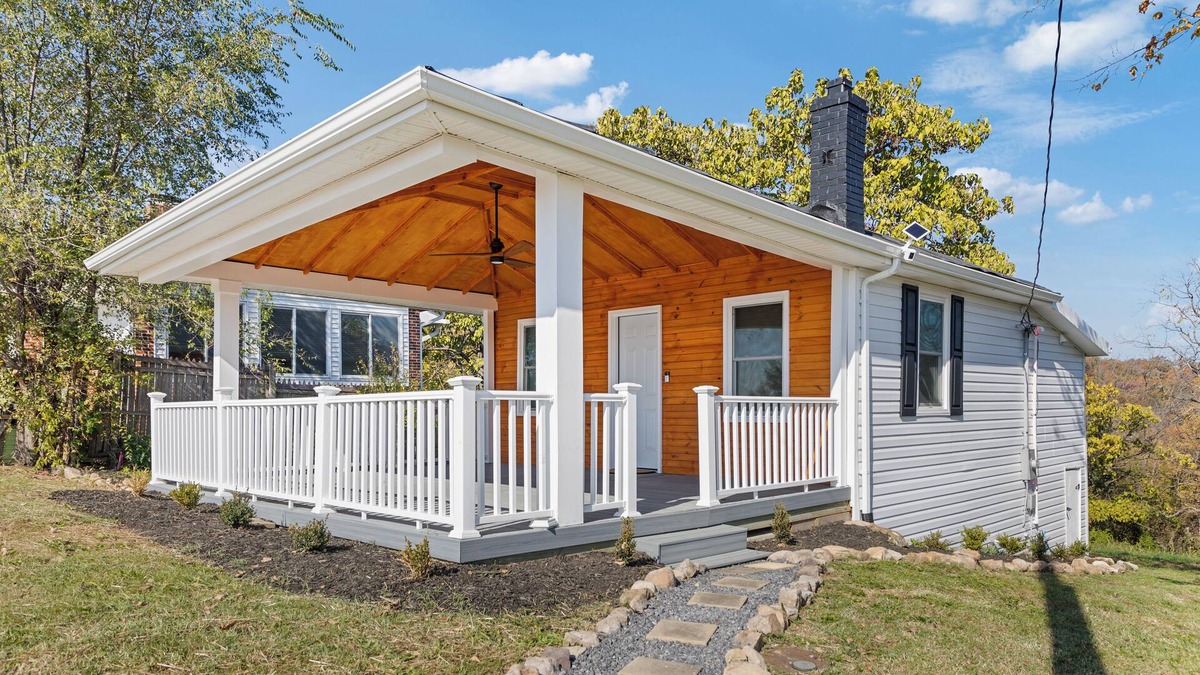 Riverton House | Mountain View Bungalow in Front Royal